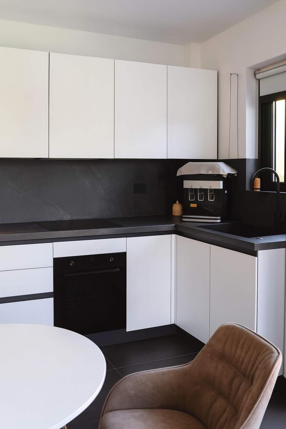 Fully equipped modern kitchen.
All essentials provided: oven, coffee machine, kettle, toaster and full-size fridge. Supermarket just 550 m away for fresh local ingredients.