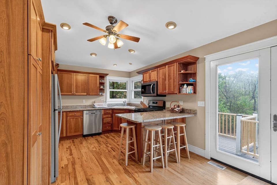 House, 4 Bedrooms | Private kitchen | Coffee/tea maker, fridge, oven, toaster