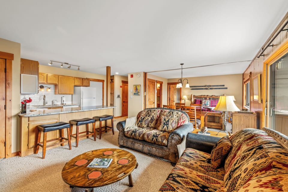 Living room/Breakfast Bar