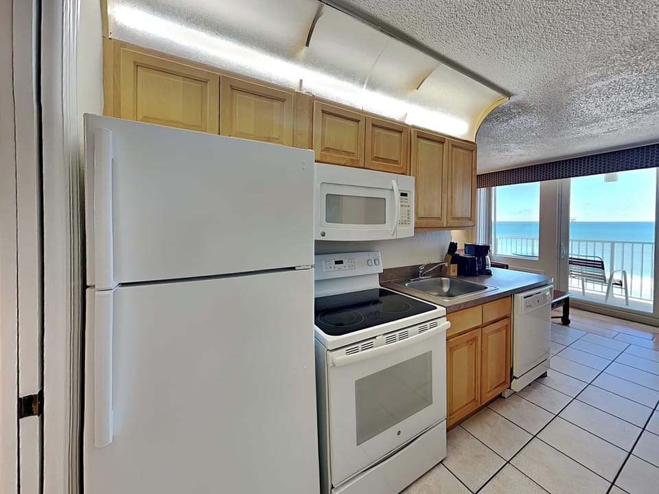 Fully Equipped Kitchen - Full-Size Refrigerator, Stove w/Oven, Dishwasher + More!