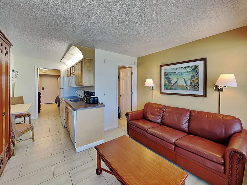 Living Room Connecting to the Kitchen