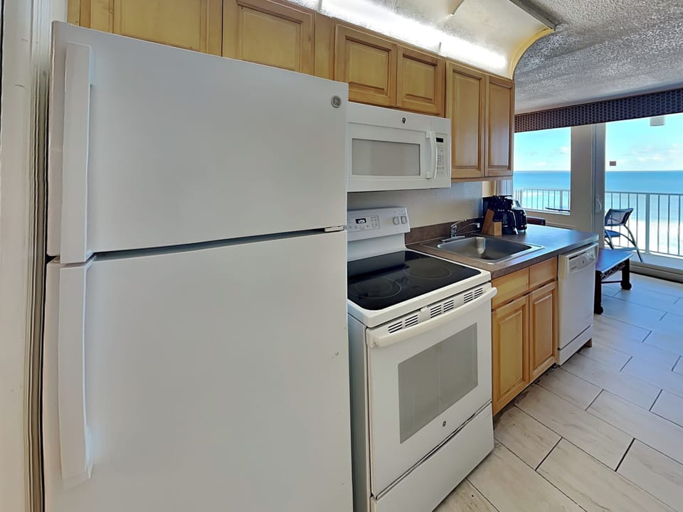 Fully Equipped Kitchen - Full-Size Refrigerator, Stove w/Oven, Dishwasher + More!