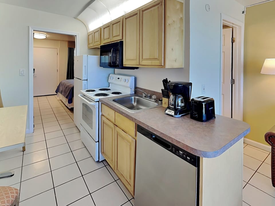 Fully Equipped Kitchen - Full-Size Refrigerator, Stove + Dishwasher