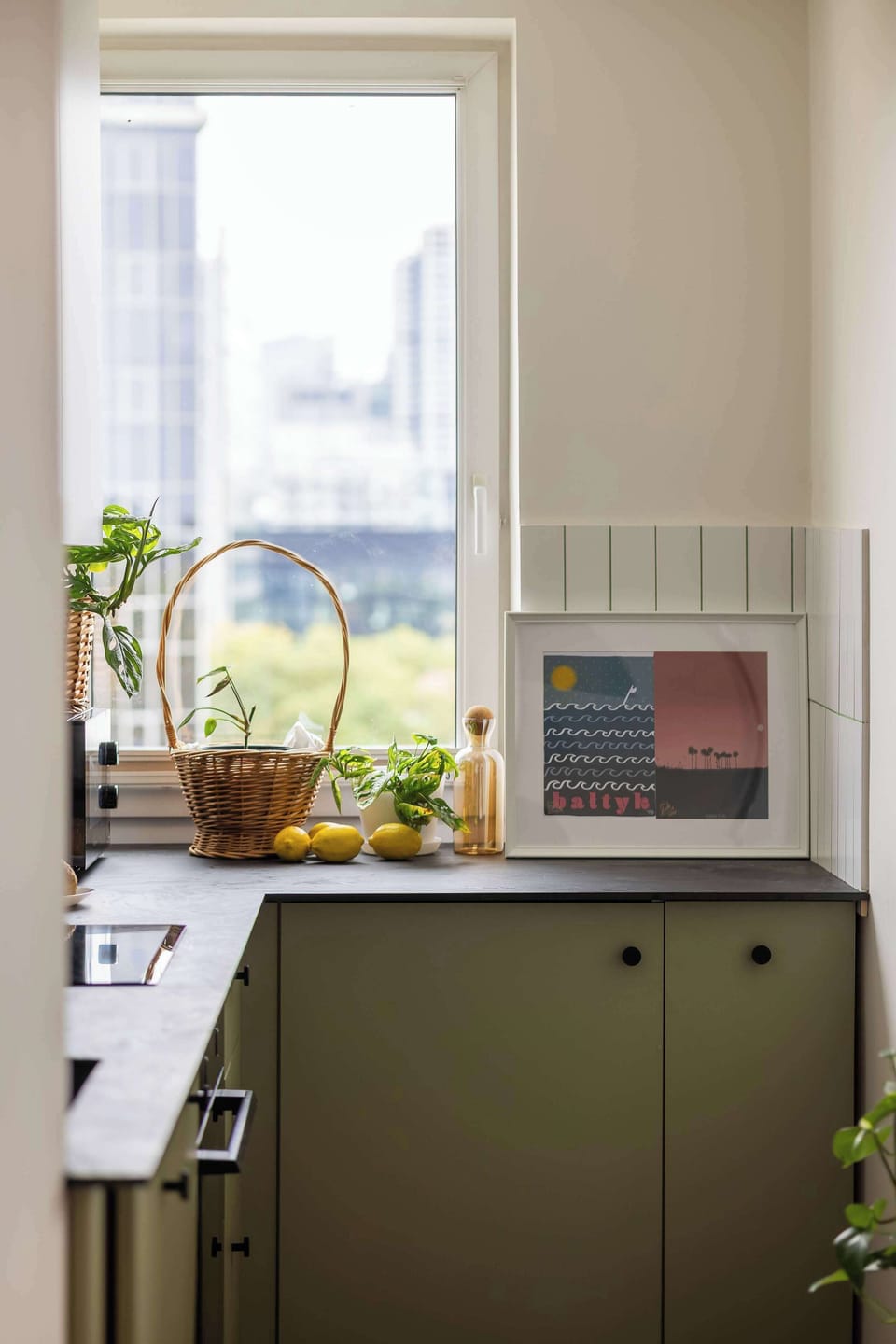 A fully equipped kitchen combining modern style with practical functionality.