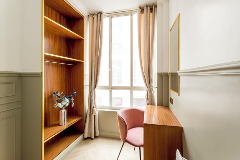 Apartment, Courtyard View | Hypo-allergenic bedding, pillowtop beds, in-room safe