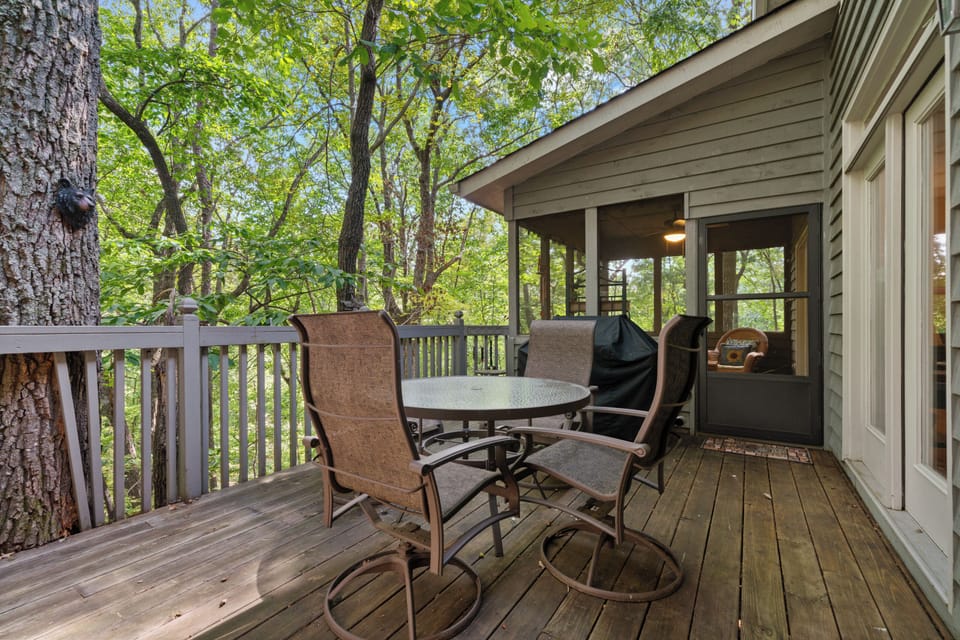 Cozy Mountain Getaway - Entry Level Back Deck