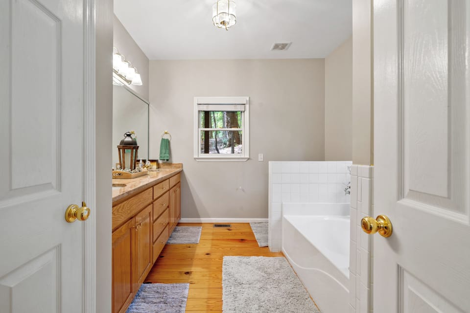 Cozy Mountain Getaway - Entry Level King Suite Full Bathroom