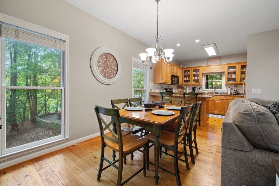 Cozy Mountain Getaway - Entry Level Dining Area