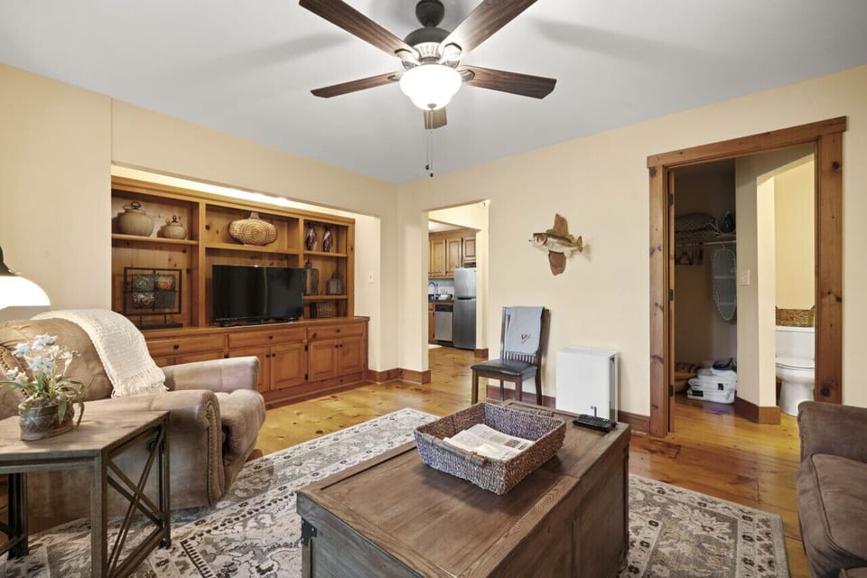 Sconti Ridge Hideaway - Entry Level Living Room