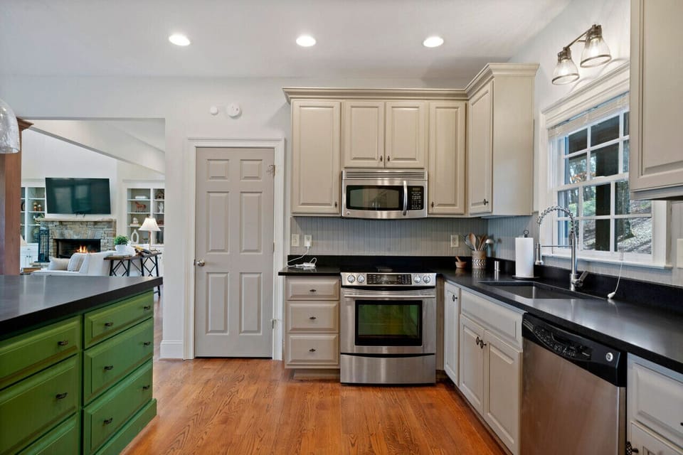 Thrush Turn Manor - Entry Level Fully Equipped Kitchen