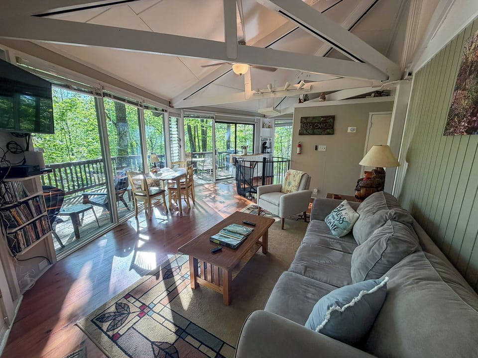 Treetopper Knoll Chalet - Living Room