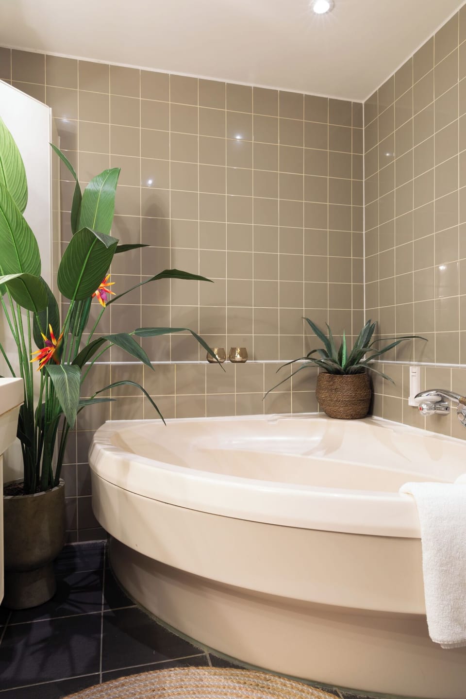 Double Room, Garden View | Bathroom | Free toiletries, towels, soap, shampoo