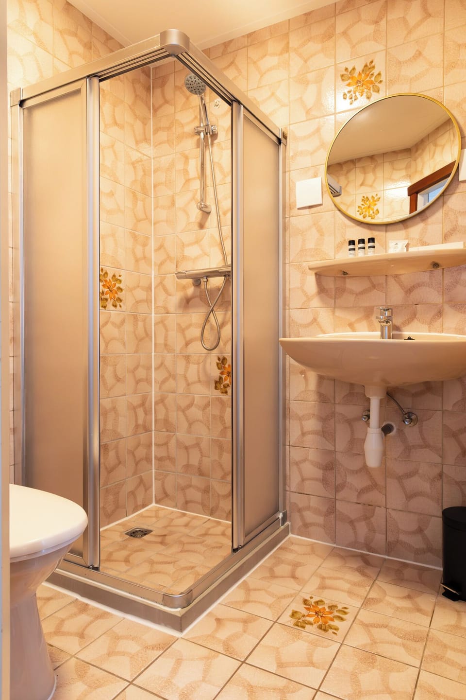 Double Room, Garden View | Bathroom | Free toiletries, towels, soap, shampoo