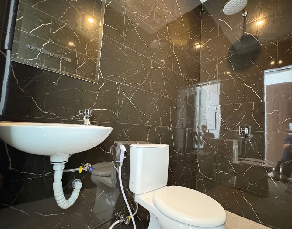 Deluxe Double Room | Bathroom | Soap, shampoo, toilet paper