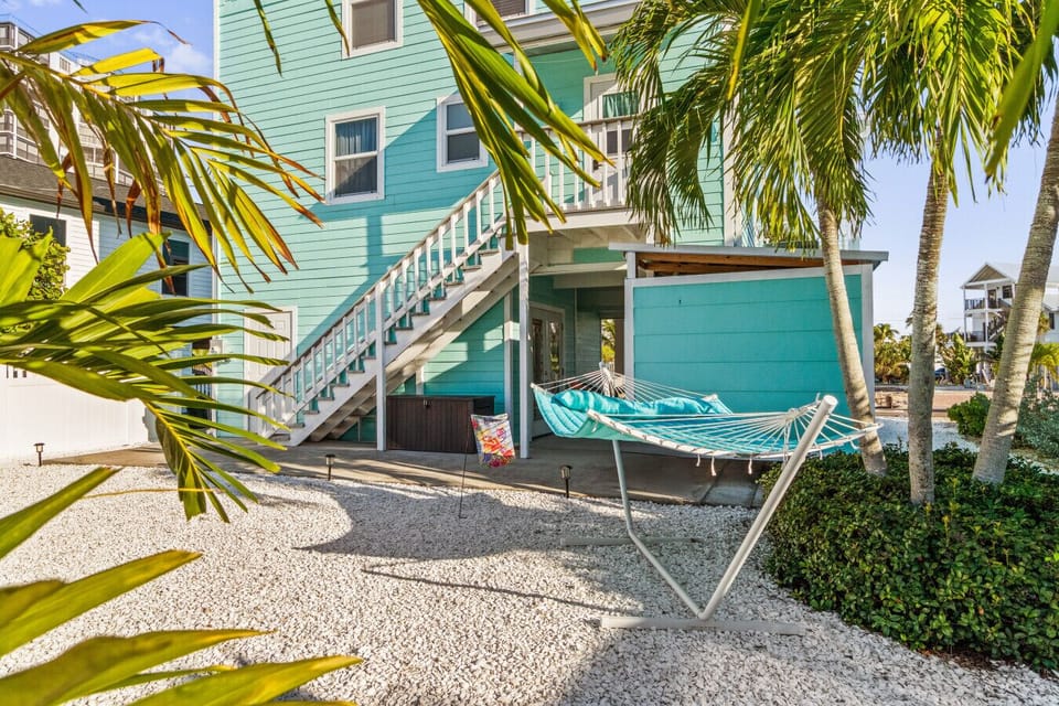 Your own tropical hideaway 🌴 — perfect for morning coffee, afternoon lounging, or a quiet moment just for you. Relax, recharge, and enjoy the peaceful side of your beach vacation.