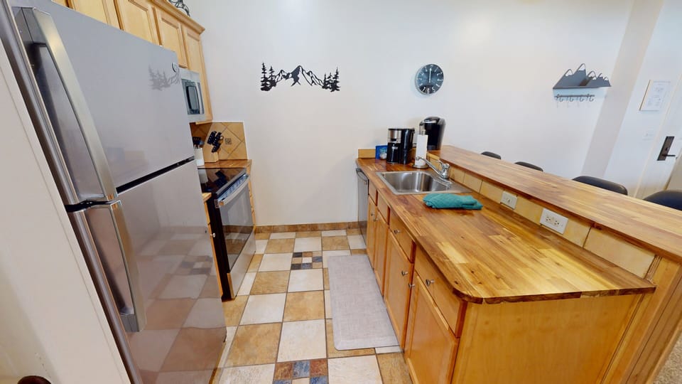 Floor, Indoors, Flooring, Hardwood, Appliance