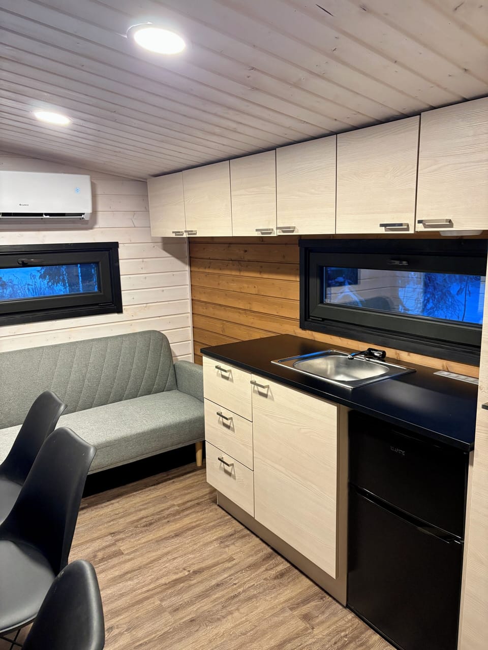 Comfort Mobile Home | Private kitchen | Fridge, microwave, oven, stovetop