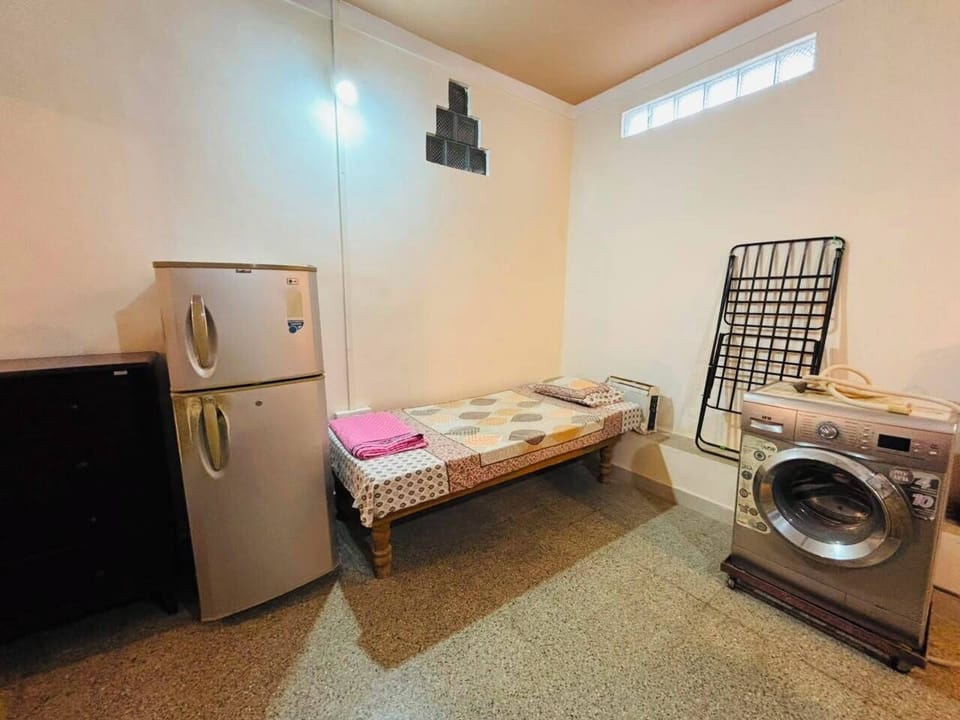 Full Kitchen- 1 Single Bed