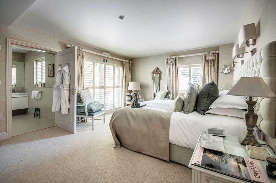 Lake House Classic Room | Hypo-allergenic bedding, minibar, in-room safe, individually decorated