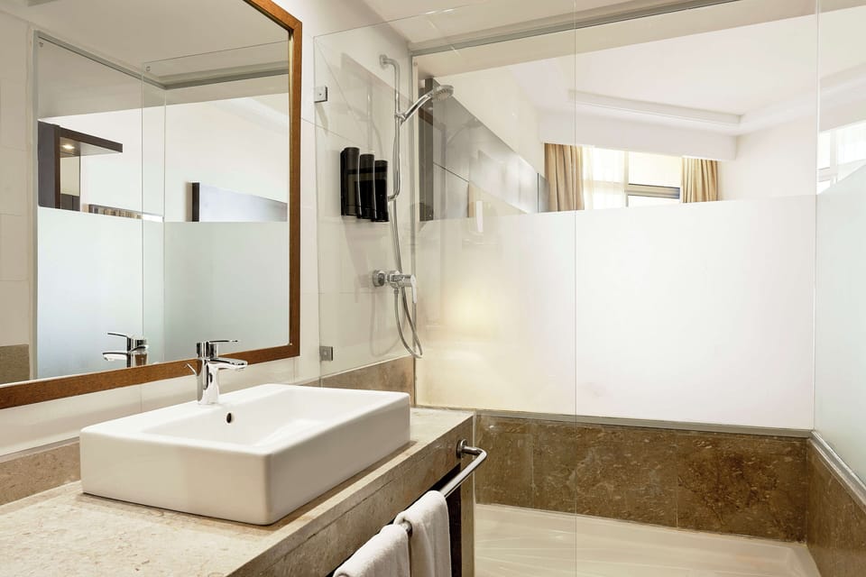 Junior Suite, Sea View | Bathroom | Eco-friendly toiletries, hair dryer, towels