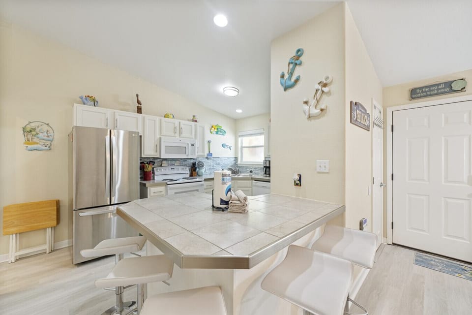 Coastal dining charm with a splash of beach flair