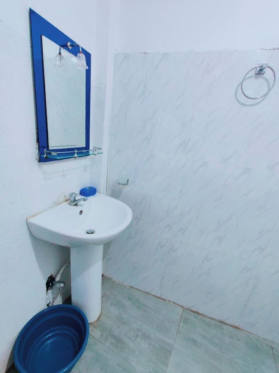 Shower, rainfall showerhead, free toiletries, towels