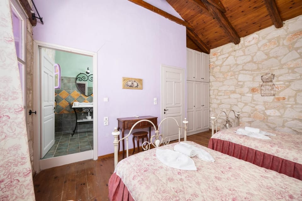 Twin bedroom with en suite bathroom and A/C