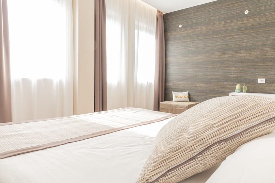 Deluxe Room, 1 Queen Bed | Down comforters, minibar, in-room safe, desk