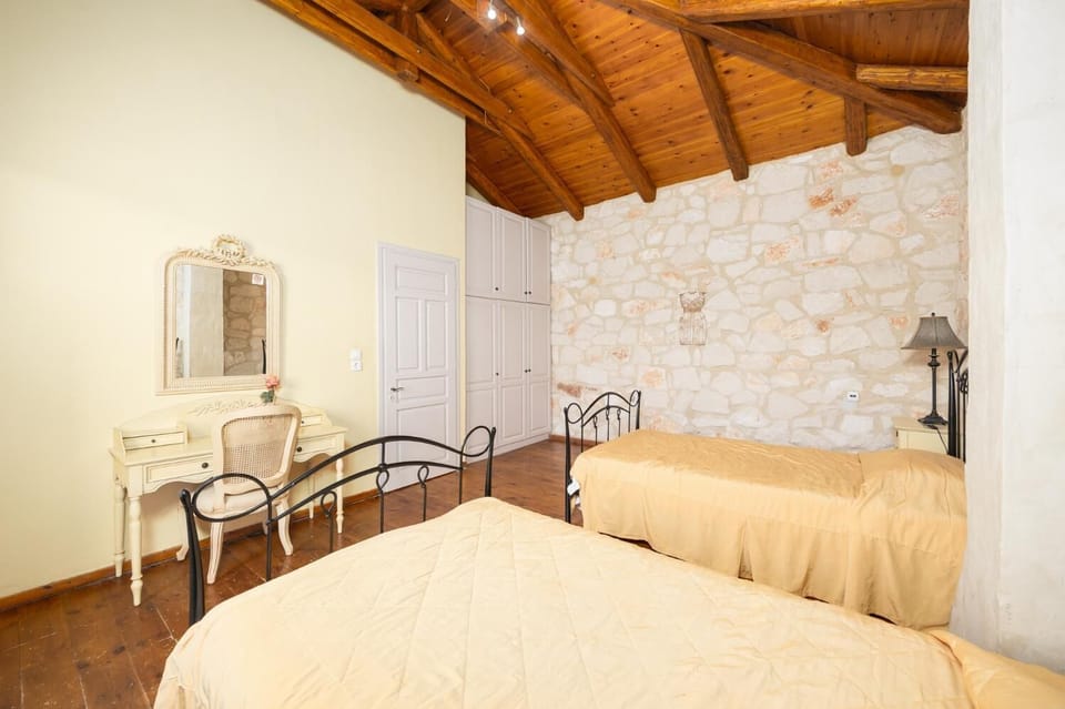 Twin bedroom with A/C