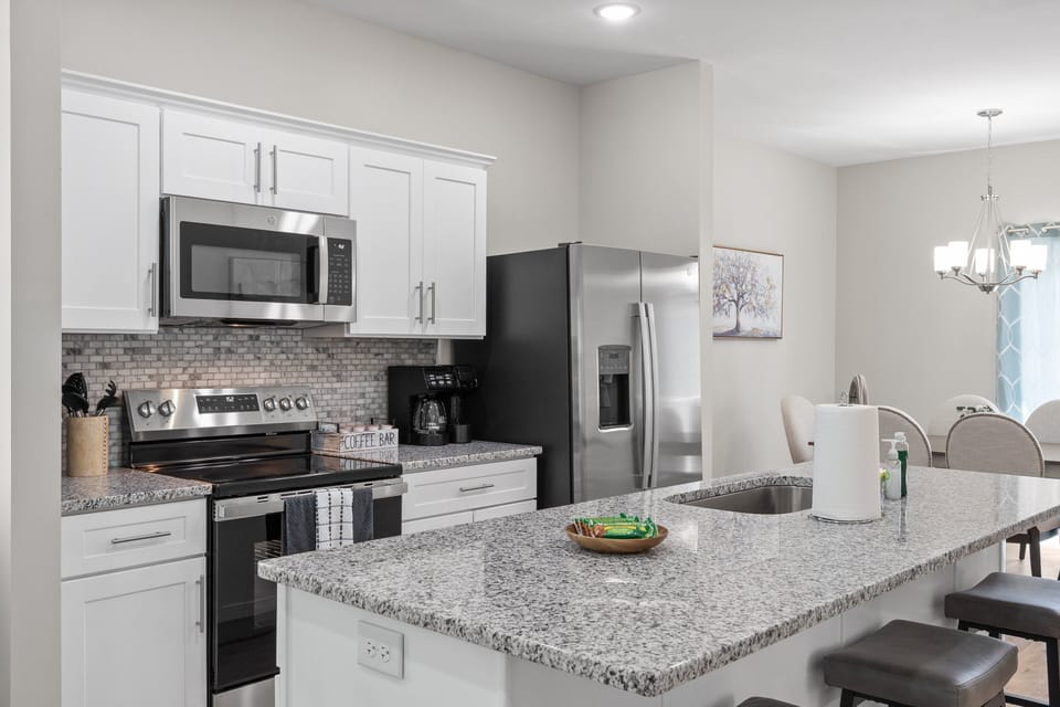 House, Multiple Beds, Patio, Garden View (1018 Main St) | Private kitchen