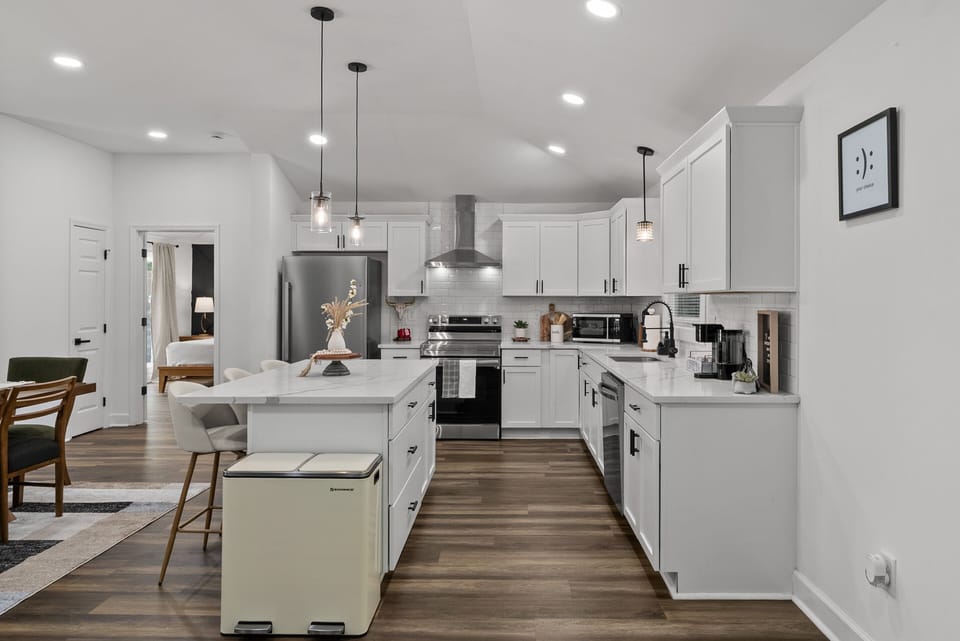 House, Multiple Beds, Patio, Garden View (1221 Beverly Hills Dr) | Private kitchen