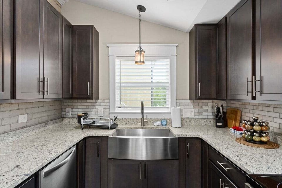 Condo, 1 Queen Bed with Sofa bed, Balcony, Garden View (Unit #5 (638 Madison St)) | Private kitchen