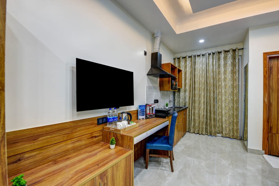 Deluxe Twin Room, Balcony | Television