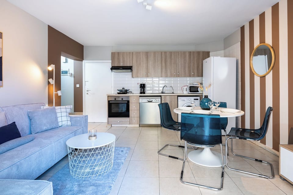 Apartment, 1 Bedroom, Kitchen, City View | Living room | Flat-screen TV