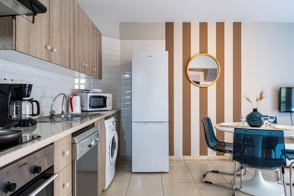 Apartment, 1 Bedroom, Kitchen, City View | Private kitchen | Fridge, microwave, oven, stovetop