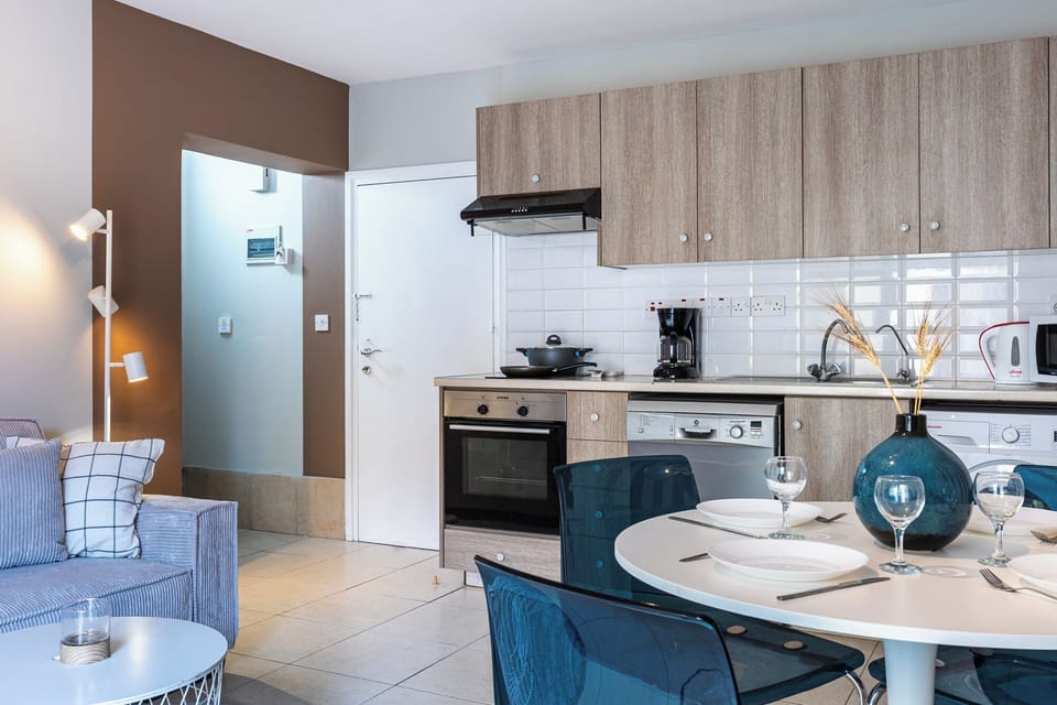 Apartment, 1 Bedroom, Kitchen, City View | Living room | Flat-screen TV