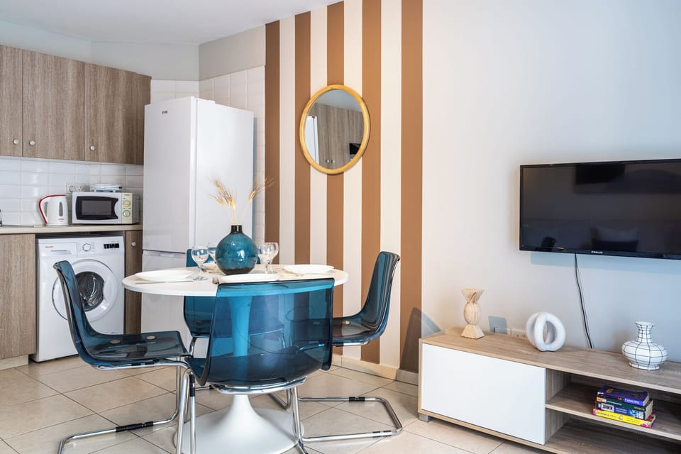 Apartment, 1 Bedroom, Kitchen, City View | In-room dining