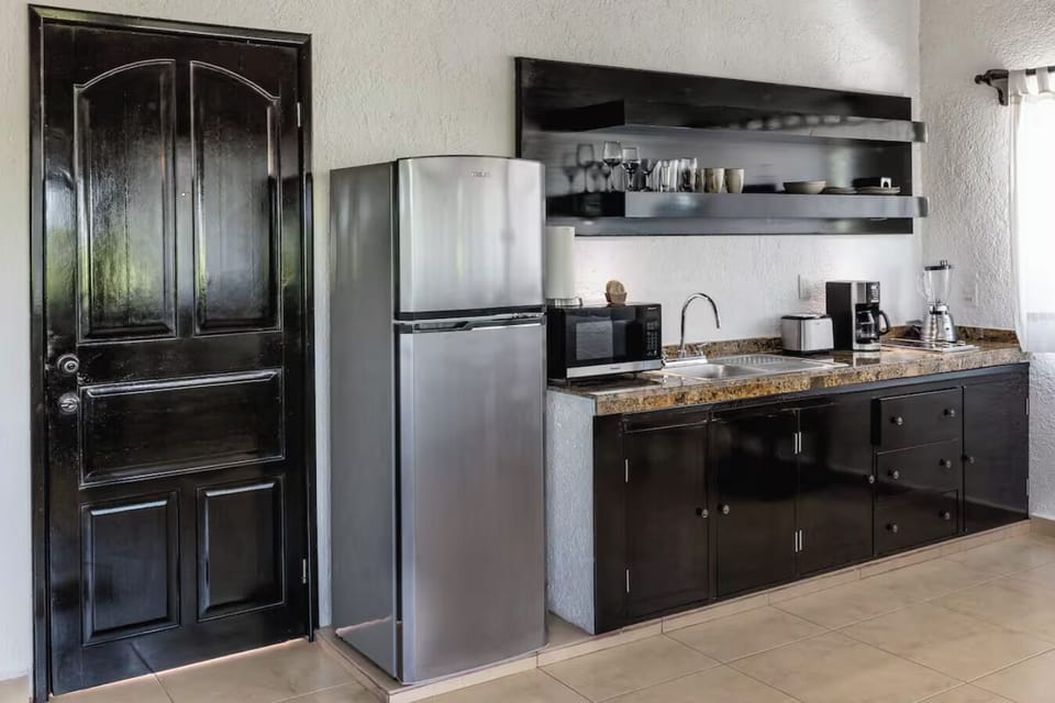 Comfort Studio, Lagoon View, Beachside | Private kitchen