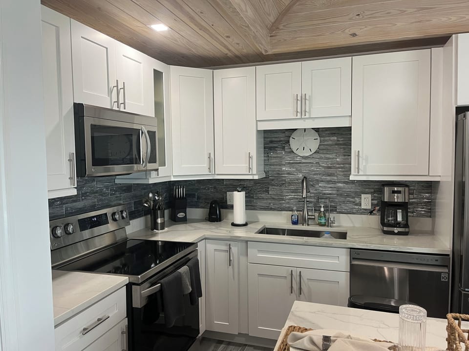 Full kitchen with everything. Beauty