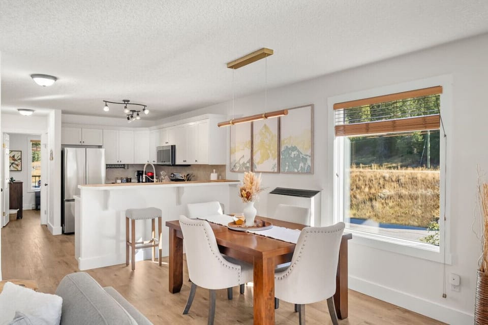 Dining area with seating for 4 at the table and 2 at the island.