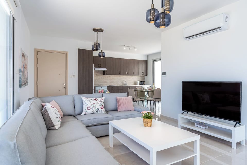 Apartment, 2 Bedrooms, Kitchen, City View | Living room | Flat-screen TV