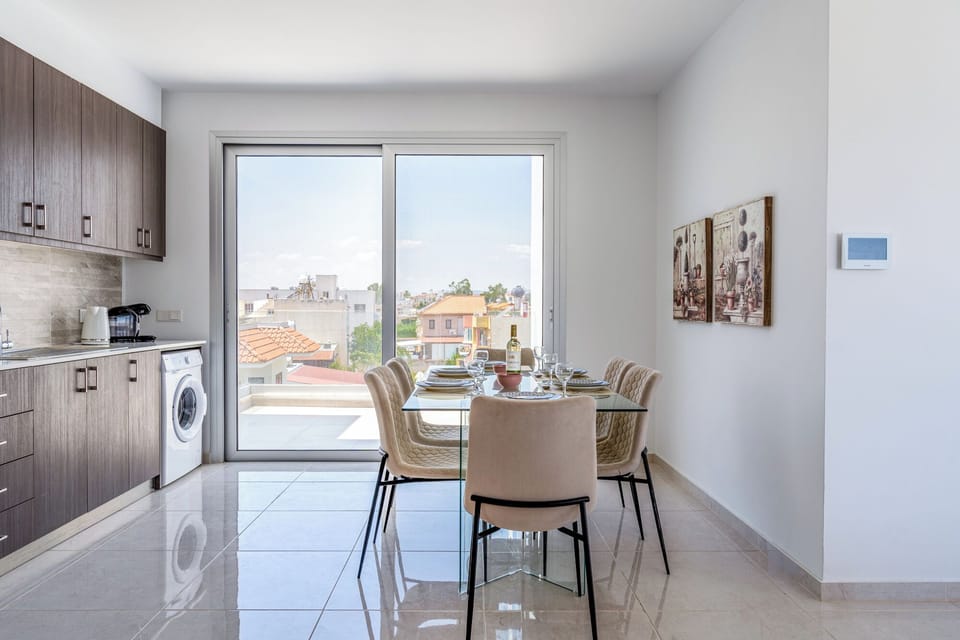 Apartment, 2 Bedrooms, Kitchen, City View | In-room dining