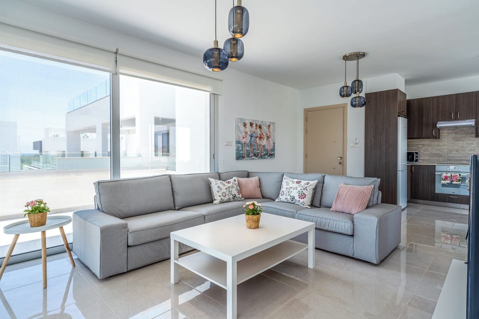 Apartment, 2 Bedrooms, Kitchen, City View | Living room | Flat-screen TV