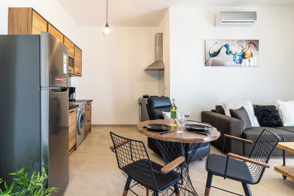 Apartment, 2 Bedrooms, Kitchen, City View | In-room dining