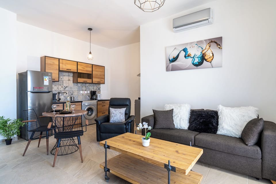 Apartment, 2 Bedrooms, Kitchen, City View | Living room | 43-inch flat-screen TV with digital channels