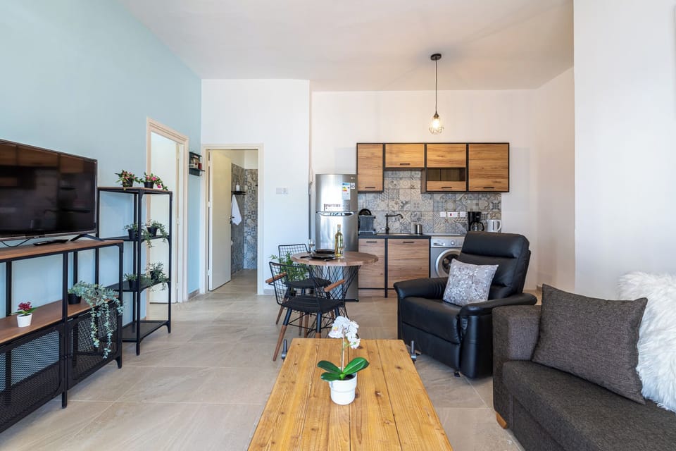 Apartment, 2 Bedrooms, Kitchen, City View | Living room | 43-inch flat-screen TV with digital channels