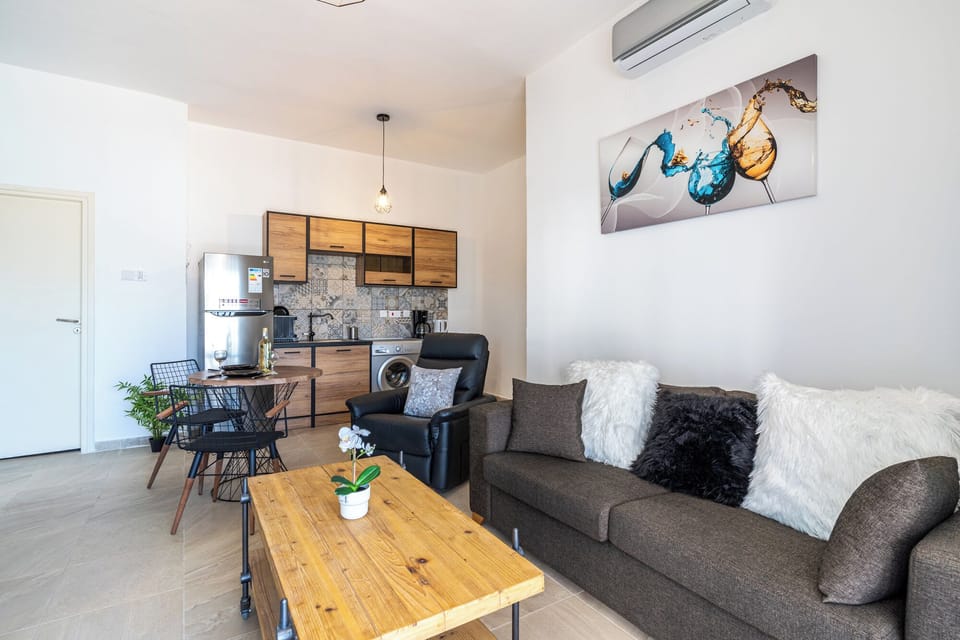 Apartment, 2 Bedrooms, Kitchen, City View | Living room | 43-inch flat-screen TV with digital channels