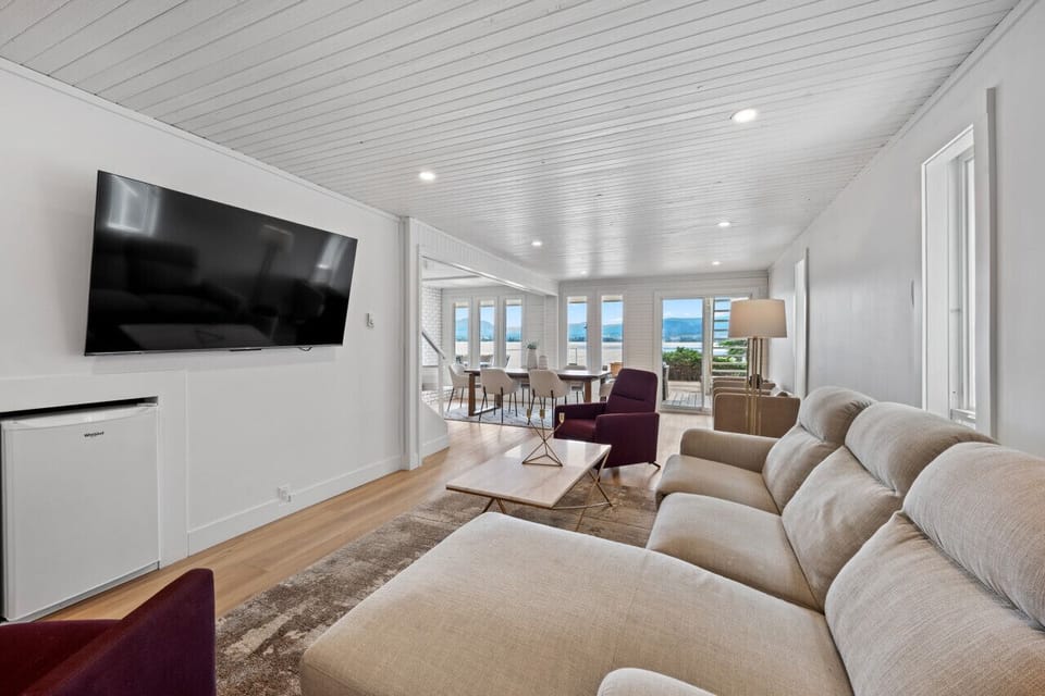 Relax in comfort and style. With spacious seating and stunning views, the living room is the perfect spot to unwind after a day of adventure.