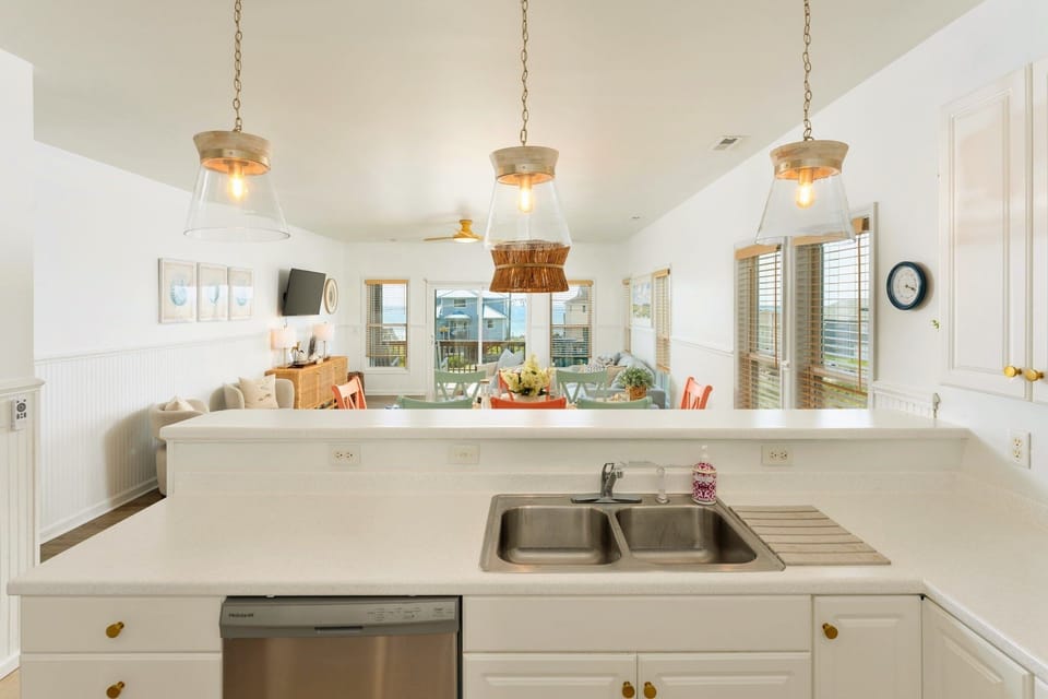 Modern kitchen with bar seating #TopsailIsland #BeachHouse #TeavanHaus #Family