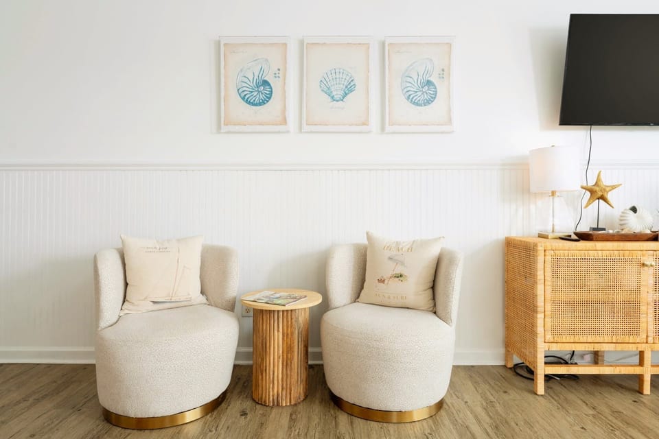 Cozy coastal sitting nook #TopsailIsland #BeachHouse #TeavanHaus #Family